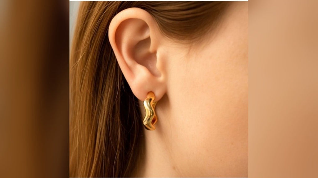 Brinco argola ondulada dourada folheada a ouro 18k