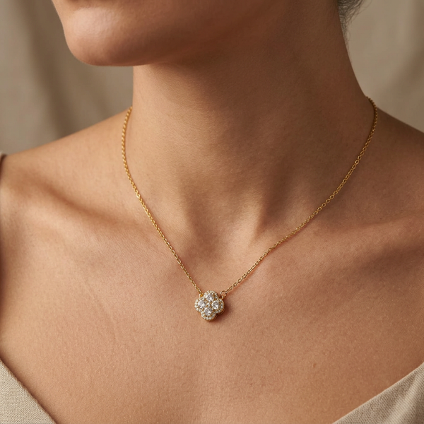 Colar dourado com pingente de flor e zircônias em aço inoxidável.