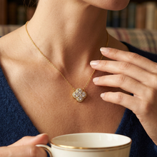 Colar dourado com pingente de flor e zircônias em aço inoxidável.