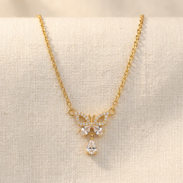 Colar dourado com pingente de borboleta e zircônias.