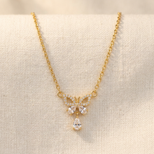 Colar dourado com pingente de borboleta e zircônias.