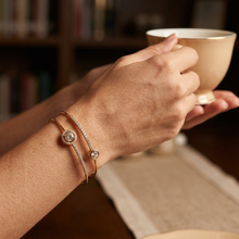 Bracelete dourado aro duplo com zircônias em caixa de apresentação.