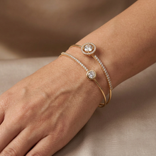 Bracelete dourado aro duplo com zircônias em caixa de apresentação.