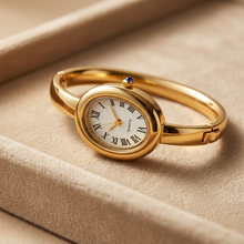 Relógio bracelete oval dourado com mostrador branco e números romanos.
