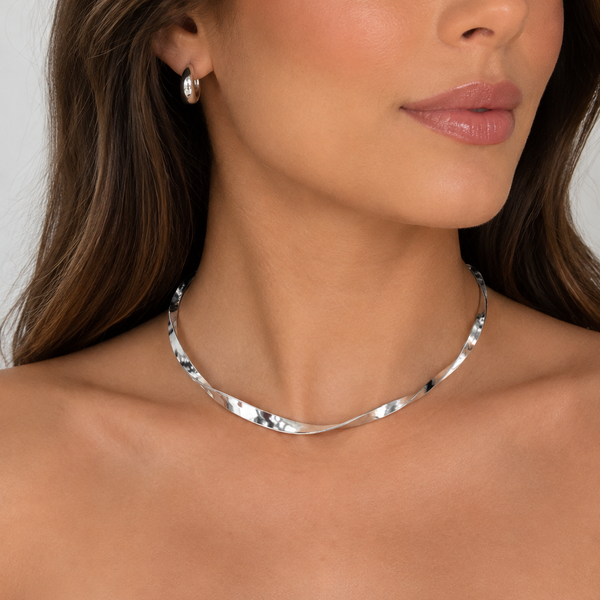 Choker Orgânica Prata Alumínio com design fluido e extensor ajustável.