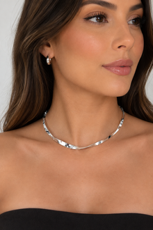Choker Orgânica Prata Alumínio com design fluido e extensor ajustável.