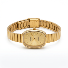 Relógio Vintage Oval Dourado Aço Inoxidável com mostrador dourado e pulseira ajustável.