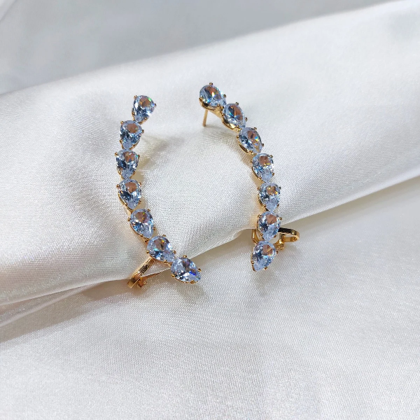 Ear Cuff Dourado Cravejado com Cristais : Brilho e Estilo em Sua Orelha!