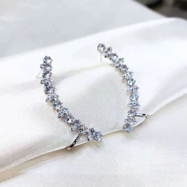 Ear Cuff Lisa Cristais Pratas: Elegância e Brilho Sutil!