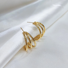 Argola Fio Triplo: Tríplice Elegância em Cada Detalhe!