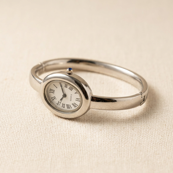 Relógio bracelete oval prata em aço inox com mostrador analógico e algarismos romanos.