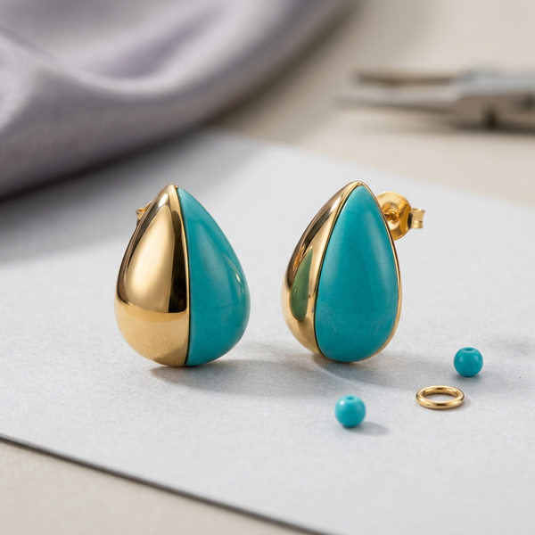 Brinco gota orgânico azul e dourado em estojo vermelho.