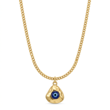 Colar com pingente de olho grego dourado em manequim.