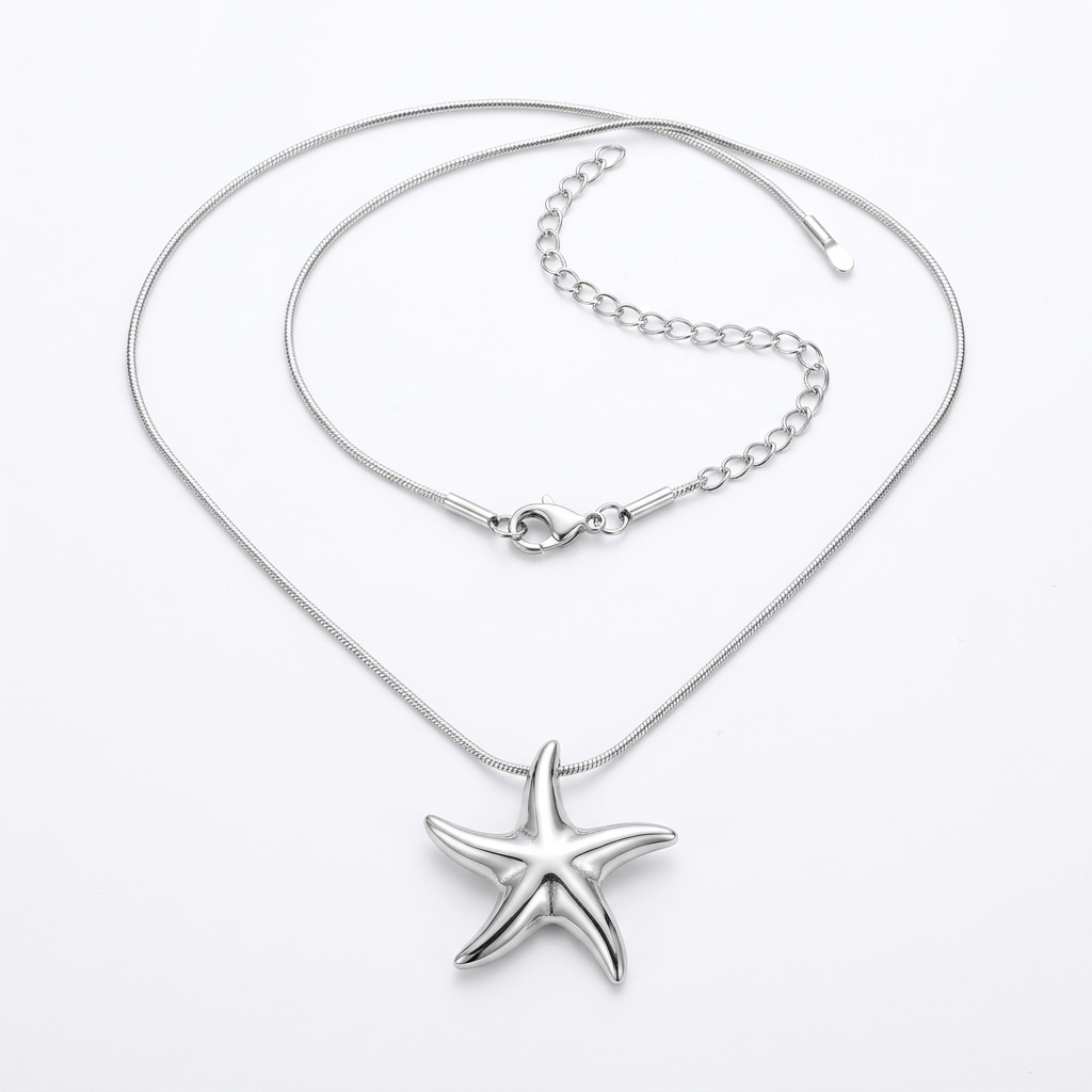 Colar de aço inox prata com pingente de estrela do mar, exibido em um busto de joias na cor bege.