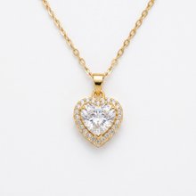 Colar dourado com pingente de coração e zircônia