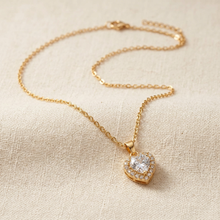 Colar dourado com pingente de coração e zircônia