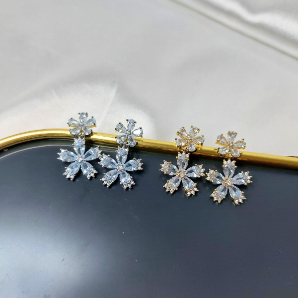 Brinco gota floral cristalizada