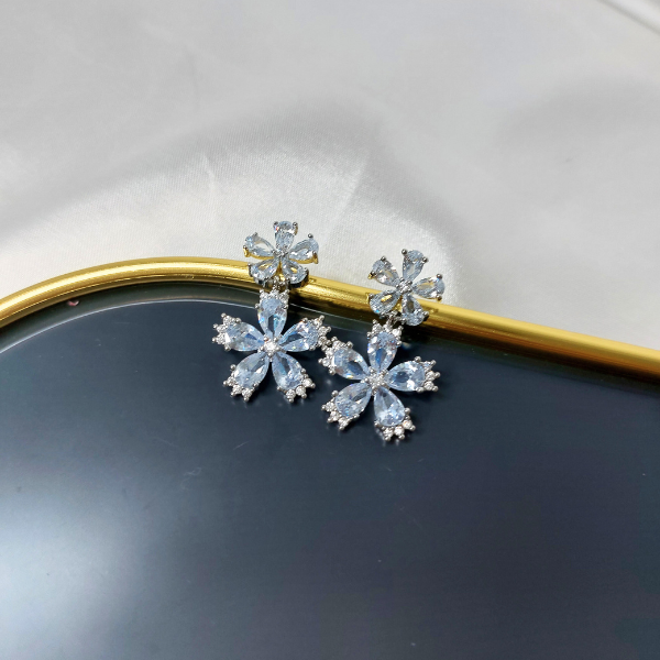 Brinco gota floral cristalizada