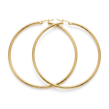 Argola G dourada em aço inoxidável em estojo vermelho.