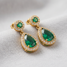 Brinco gota verde com cristais em dourado da Amba Black.