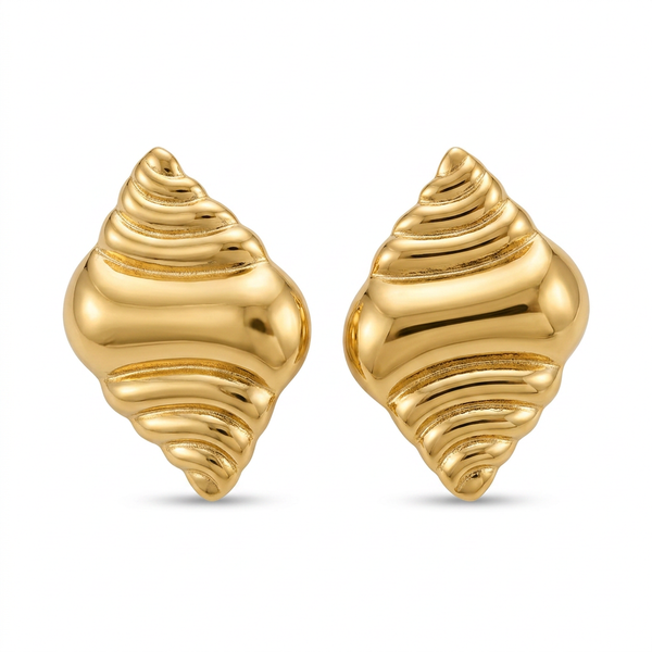 Brinco Maré Dourado em aço inoxidável com design de ondas.