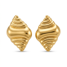 Brinco Maré Dourado em aço inoxidável com design de ondas.