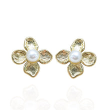 Brinco flor com pérola - Aço Inoxidável