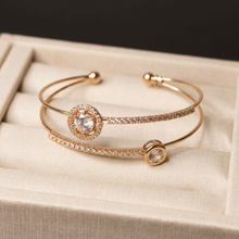 Bracelete dourado aro duplo com zircônias em caixa de apresentação.