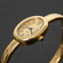 Relógio bracelete oval dourado com mostrador analógico da Amba Black.