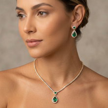 Conjunto de colar e brincos com pedra verde em formato de gota e cravejado.