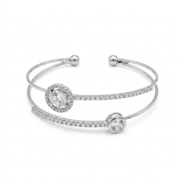 Bracelete aro duplo com zircônias em prata folheada em uma caixa de joias.