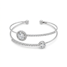 Bracelete aro duplo com zircônias em prata folheada em uma caixa de joias.