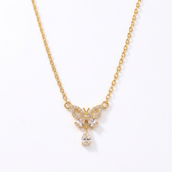 Colar dourado com pingente de borboleta e zircônias.
