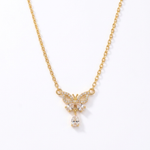 Colar dourado com pingente de borboleta e zircônias.