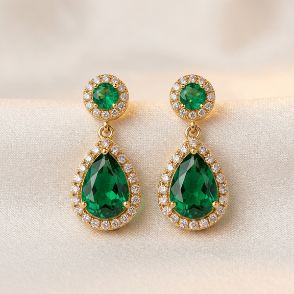 Brinco gota verde com cristais em dourado da Amba Black.