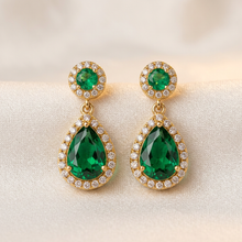 Brinco gota verde com cristais em dourado da Amba Black.