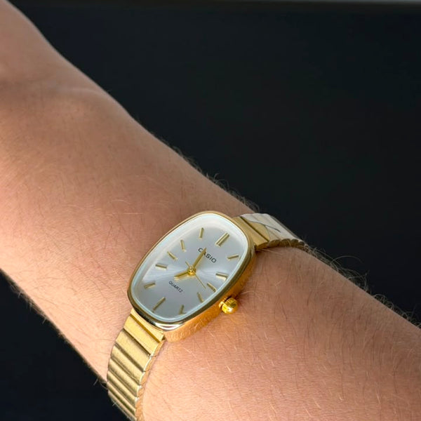 Relógio vintage oval dourado em aço inoxidável da Amba Black.