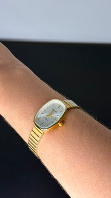 Relógio vintage oval dourado em aço inoxidável da Amba Black.