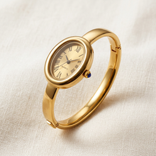 Relógio bracelete oval dourado com mostrador analógico da Amba Black.