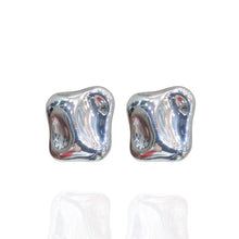 Brinco Orgânico Ondulado Prata – Aço Inoxidável