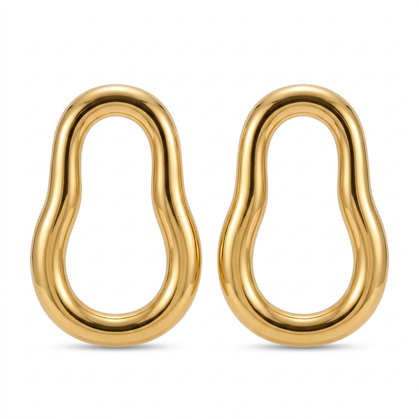 Brinco orgânico dourado em aço inoxidável sobre teclado.