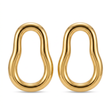 Brinco orgânico dourado em aço inoxidável sobre teclado.