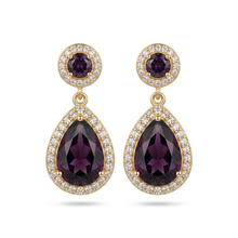 Brinco gota violeta dourado com cristais em fundo espelhado.
