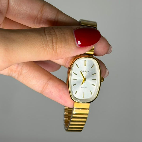 Relógio vintage oval dourado em aço inoxidável da Amba Black.