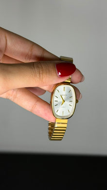 Relógio vintage oval dourado em aço inoxidável da Amba Black.