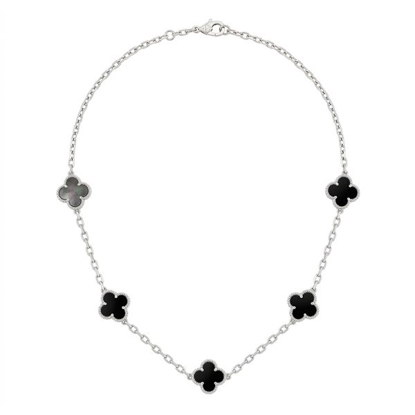 Colar Mini Trevo Prata Preto em aço inoxidável com detalhes em preto.