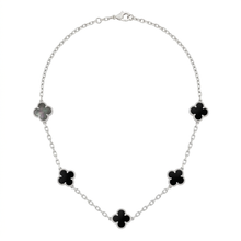 Colar Mini Trevo Prata Preto em aço inoxidável com detalhes em preto.