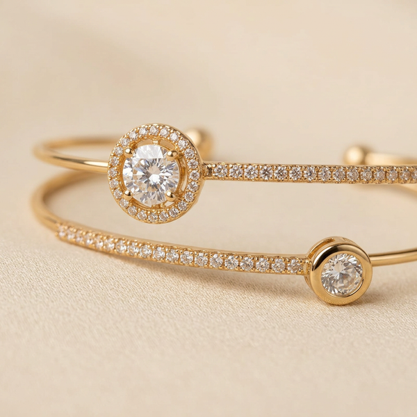 Bracelete dourado aro duplo com zircônias em caixa de apresentação.