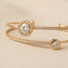 Bracelete dourado aro duplo com zircônias em caixa de apresentação.