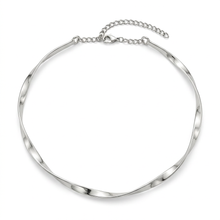 Choker Orgânica Prata Alumínio com design fluido e extensor ajustável.
